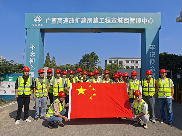 升国旗，，，，，，唱国歌！澳门大阳城建工人为祖国庆生！