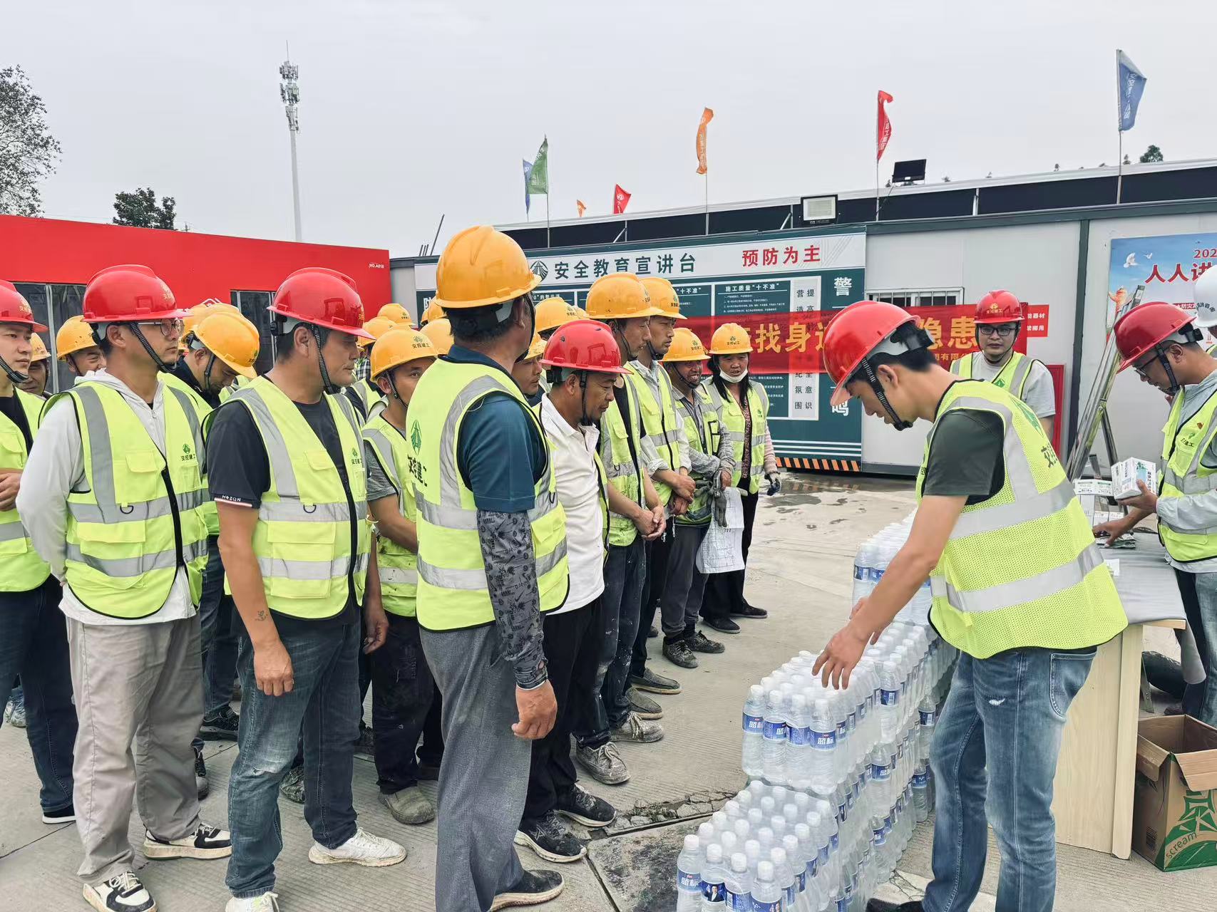 情系一线送清凉 眷注慰问暖人心丨澳门大阳城建工集团所属项目开展“夏日送清凉”活动